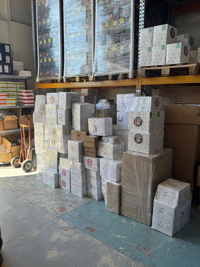 Il magazzino della torrefazione D'Aprile con le scatole di caffè e i pacchi pronti per la spedizione